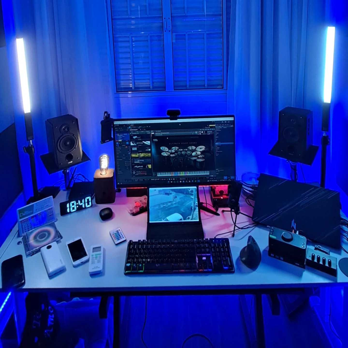 Mesa de produção, monitores e iluminação do estúdio