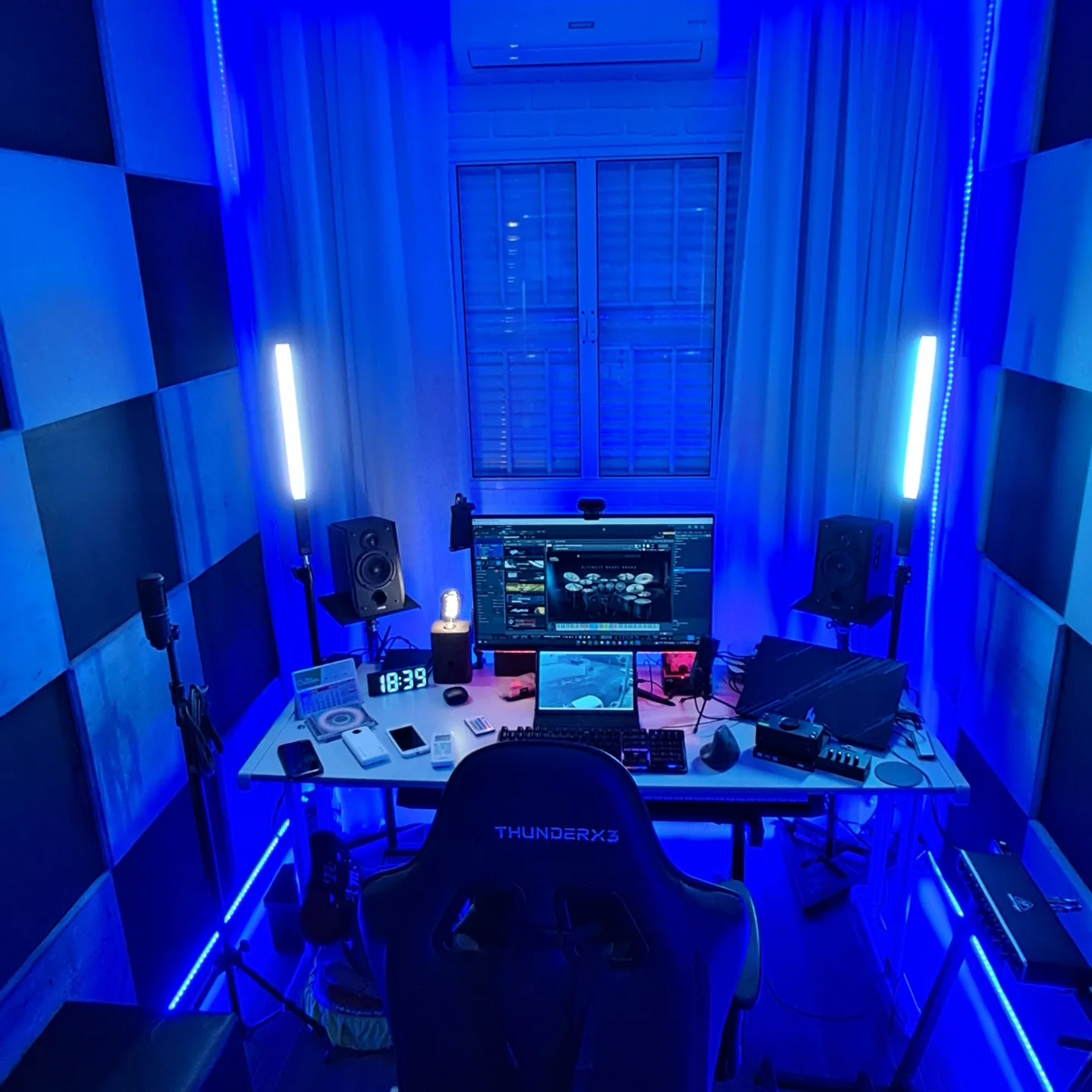 Vista geral do home studio com iluminação azul